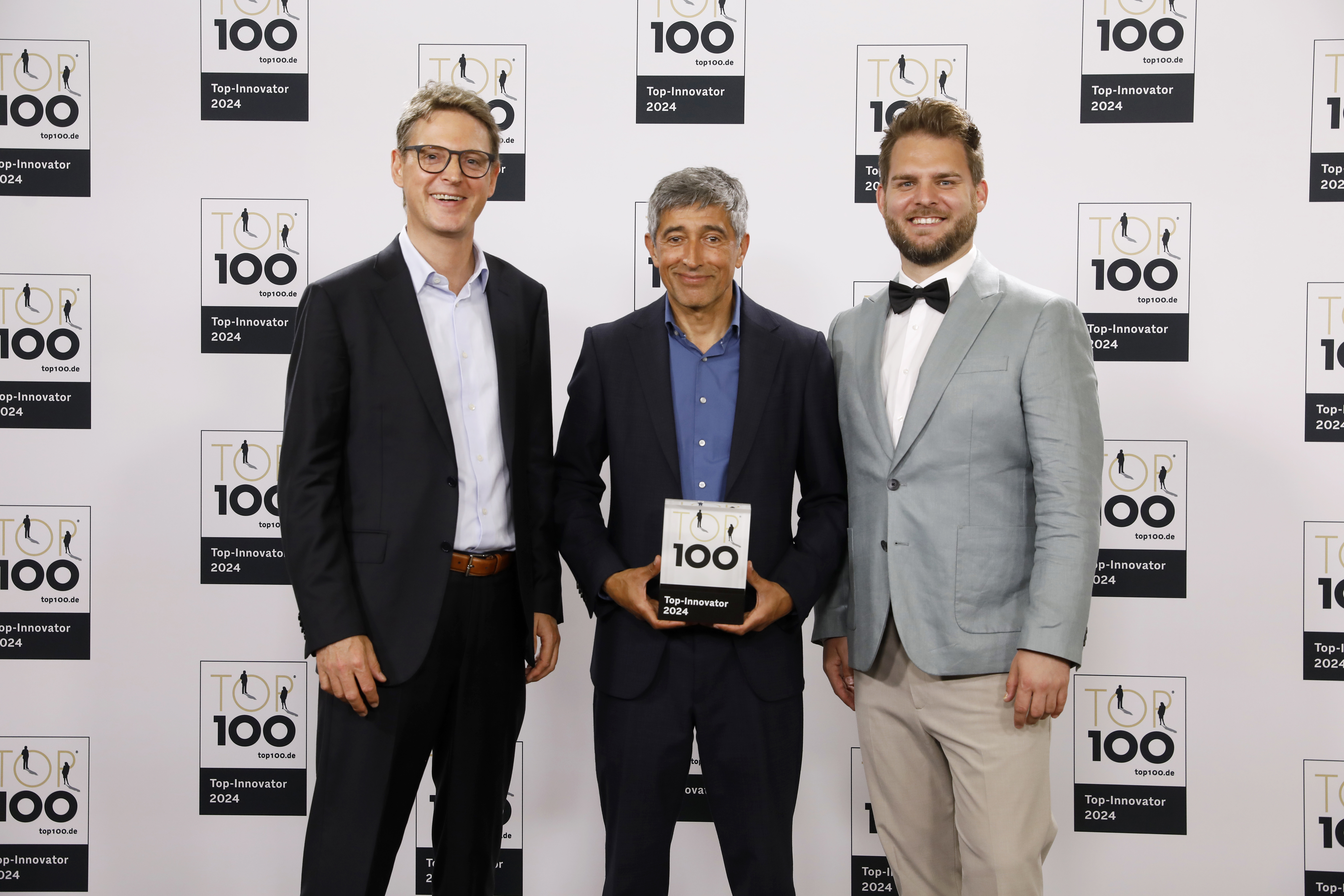 Würdigung auf dem Deutschen Mittelstands-Summit: Ranga Yogeshwar gratuliert der R.iT GmbH aus Bochum zu ihrer Auszeichnung mit dem TOP 100-Siegel.